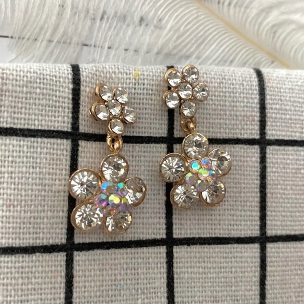 LAST ONE 💖Boutique Flower Earrings - Picture 3 of 4